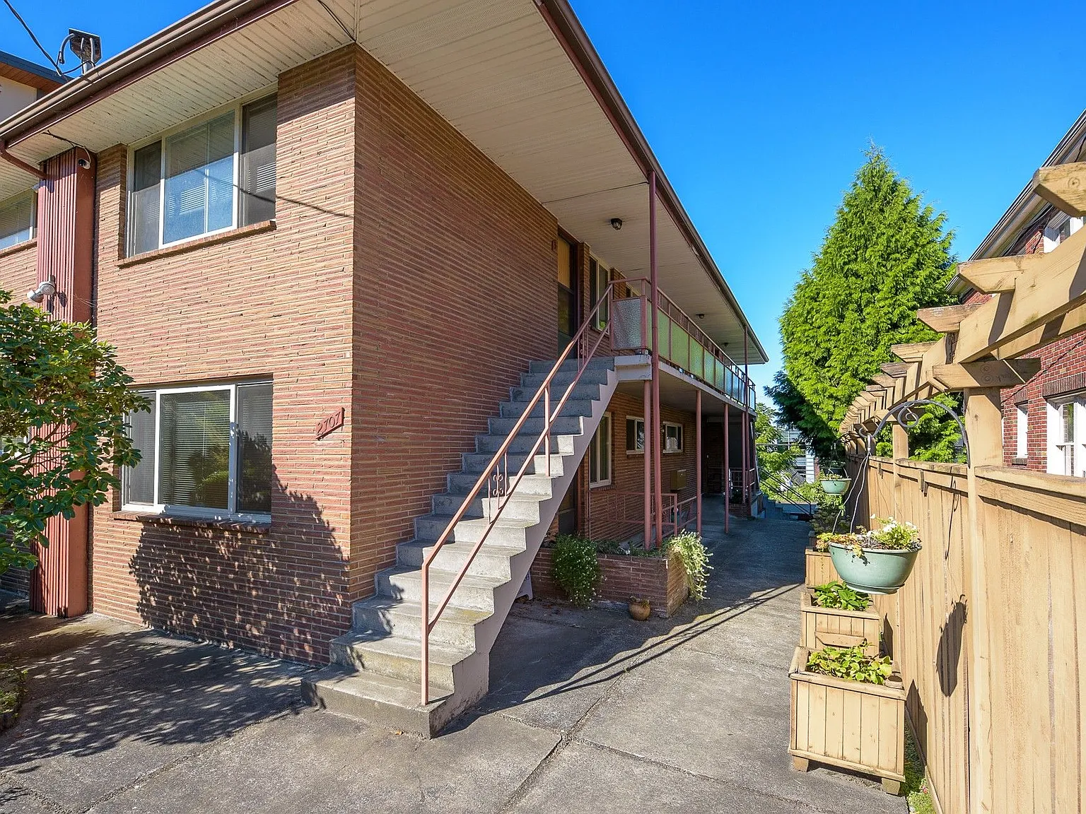 June Court Apartments — Photo 2