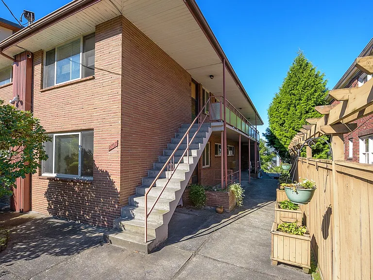 2707 Franklin Ave E — Photo 2