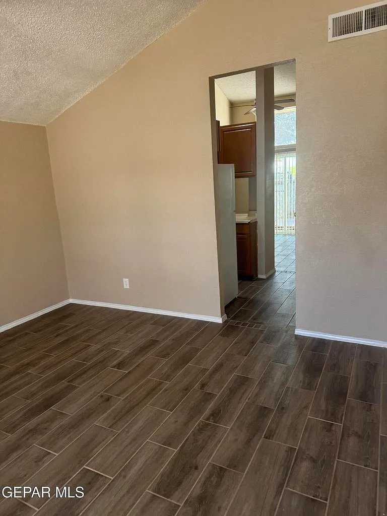 1924 Estrada Dr — Photo 4