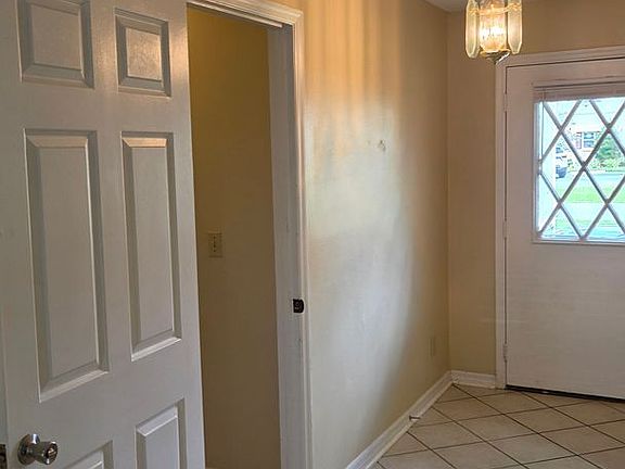 4th image of 611 W Oak Terrace Dr