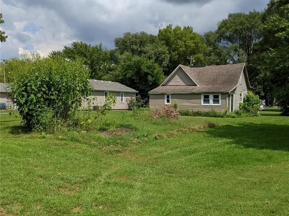 107 S Hill St, Sorento, IL 62086