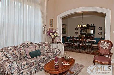 5th image of 819 Parkwood Ct