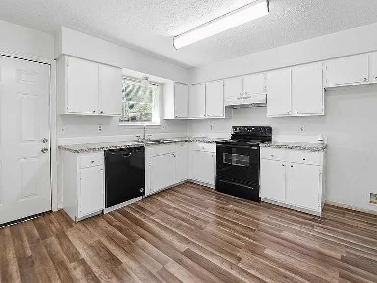 4542 Algernon Dr — Photo 4