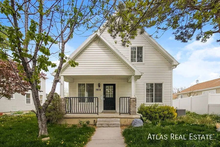 Spacious 4BD / 2BA Home with Attached Garage in Eagle Mountain, UT! — Photo 2