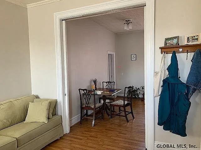 Living room (back)