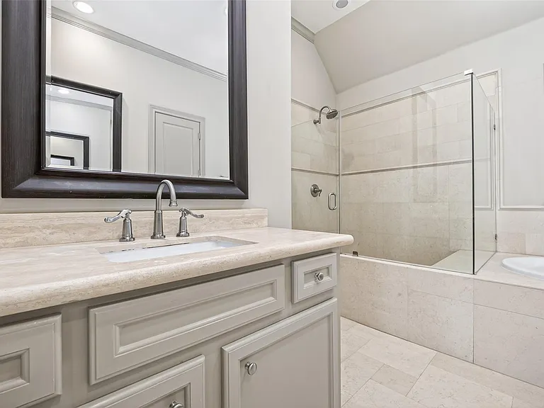 308 W Bell St — Photo 45