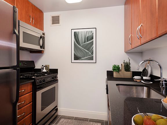 5th image of 222 E 34th St APT 1824