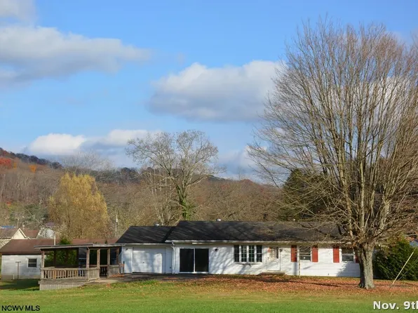 35 Pine Ln, Weston, WV 26452