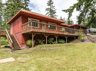 558 Shipping View Dr, Freeland, WA 98249