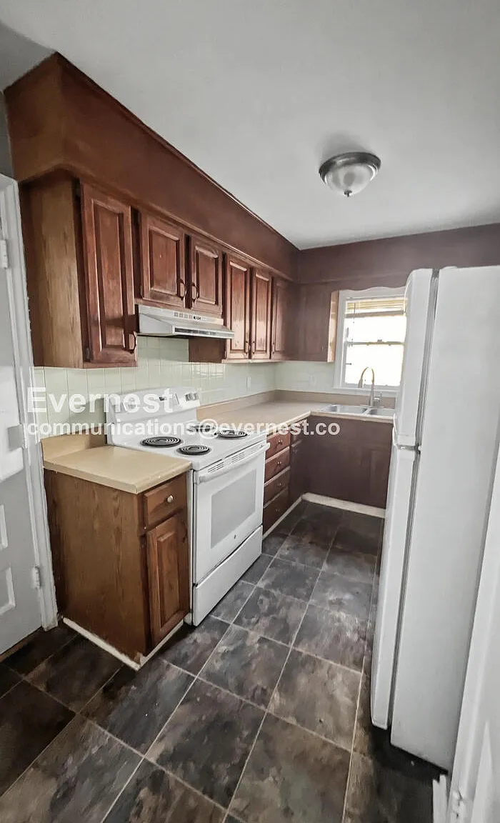 3 bed, 1.5 bath, 1882 sqft, $1,275 — Photo 2