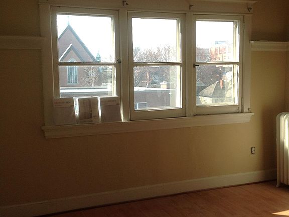 5th image of 422 N 6th St APT 11