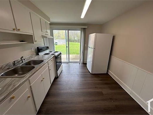 5th image of 665 S Shore Ct