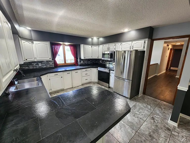1904 Crescent Dr — Photo 2