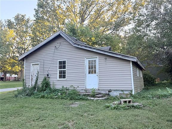 3rd image of 306 E Fort Scott St