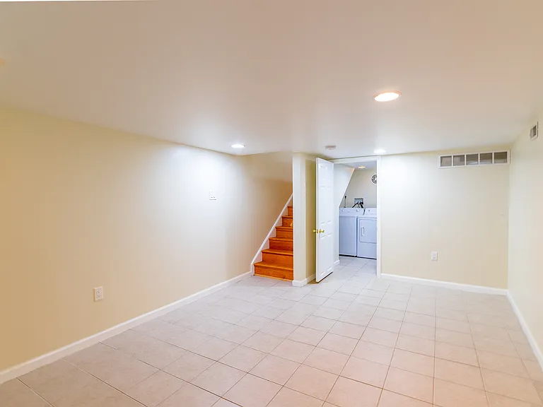 2134 Sears St — Photo 7