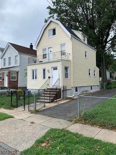 1st image of 107 Oak St