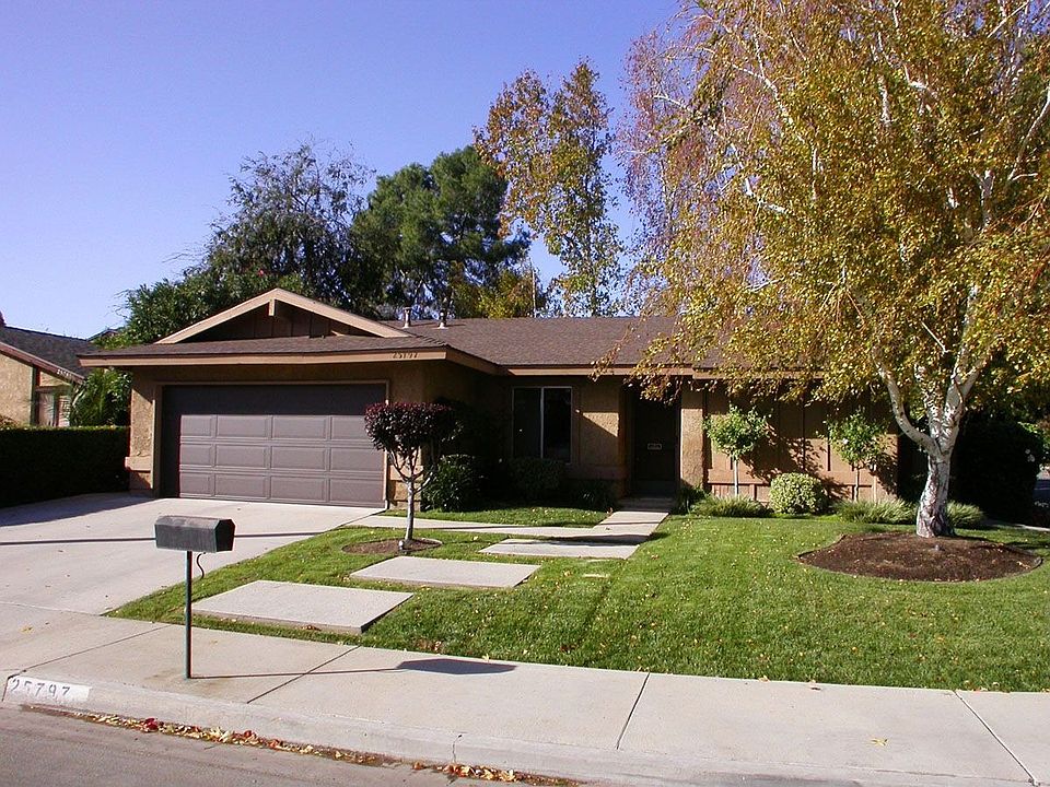 Sweeping corner lot on Valencia cul de sac