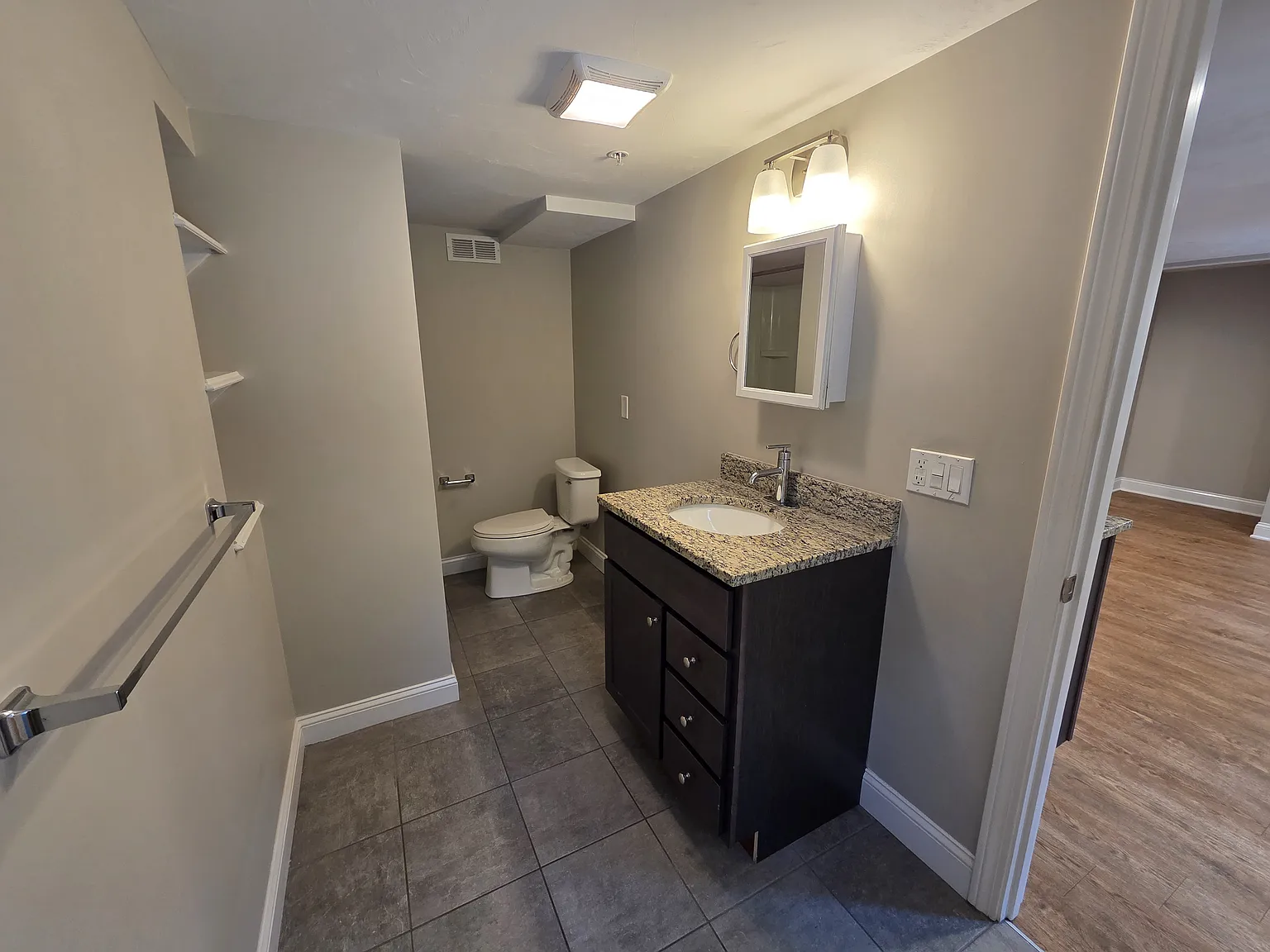 1 bed, 975 sqft, $1,500 — Photo 4