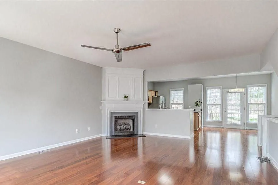 Open floor plan living/dining/kitchen - 5540 Red Robin Rd