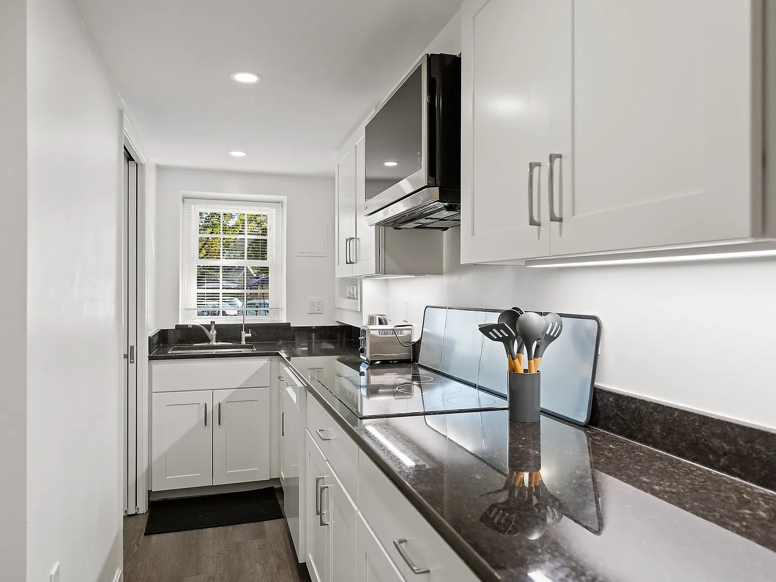 1 bed, 650 sqft, $2,940 — Photo 4