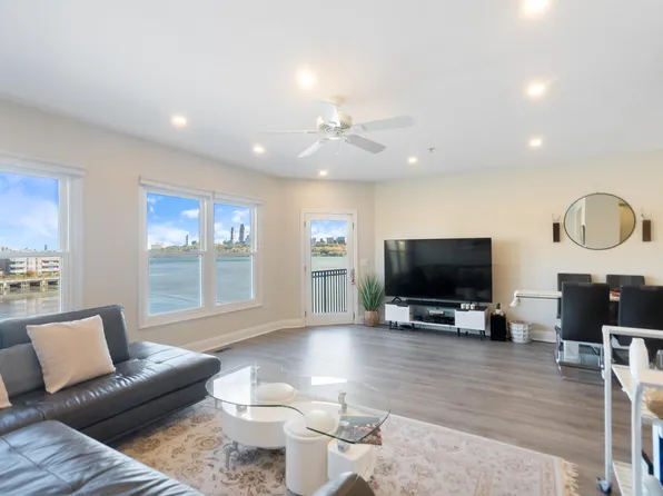 302 The Promenade image 3 of 48