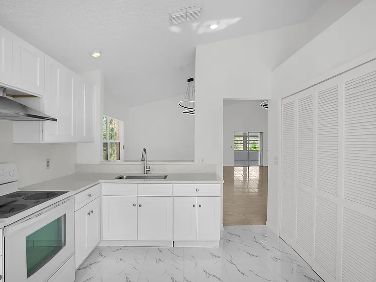 1005 Delnova Ln — Photo 2