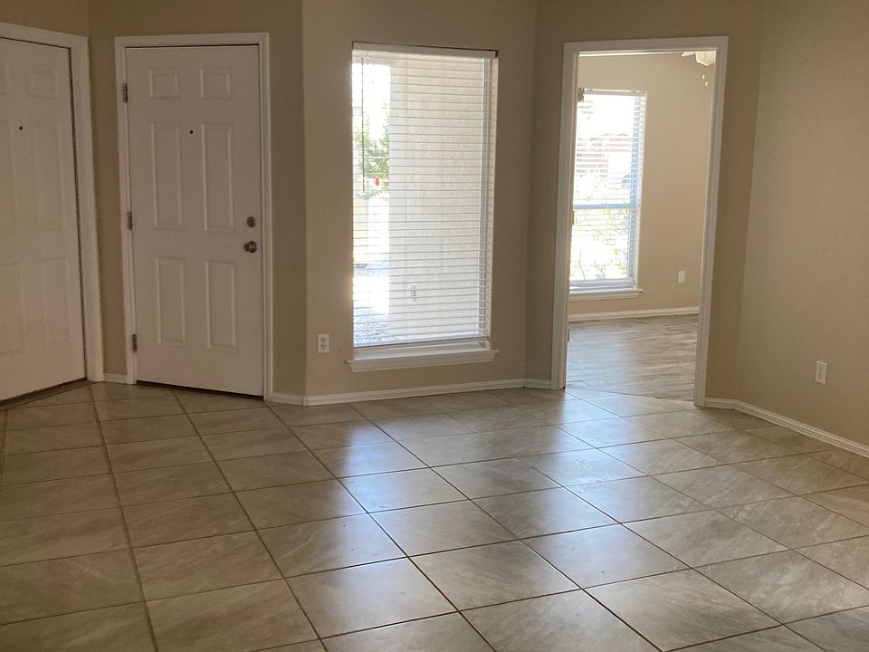 15518 Apt A Foyer/Dining Room