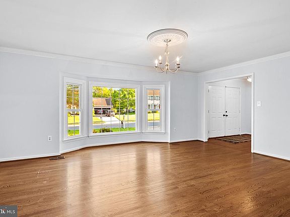 4th image of 25 Whittingham Cir