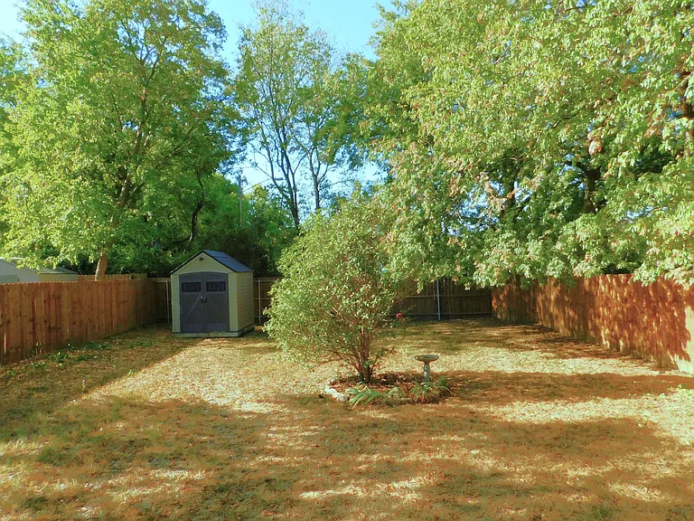 1114 E Mulberry St — Photo 28