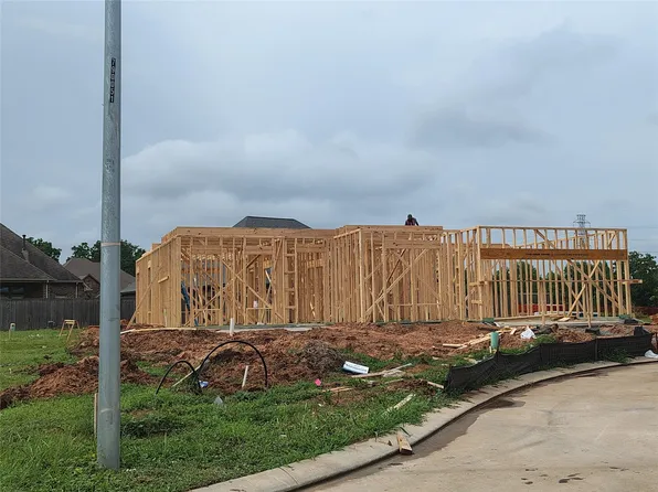 106 Lake Woodshore Ct, Clute, TX 77531