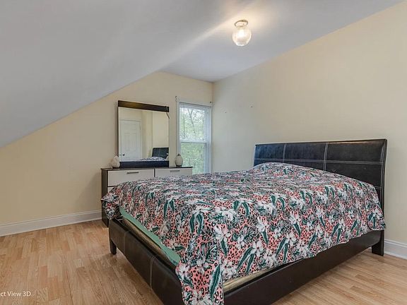 4th image of 115 E Red Oak St #2