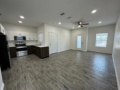 302 Sylvia Handy Dr — Photo 4
