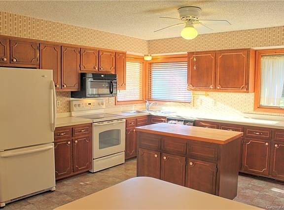 4th image of 63 Hampshire Ln