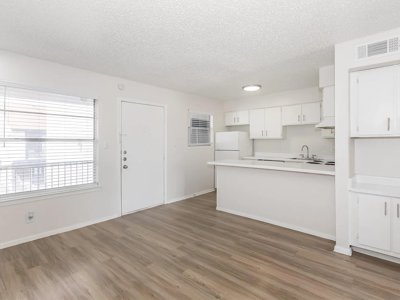 1 bed, 1.0 bath, 400 sqft, $849 — Photo 2