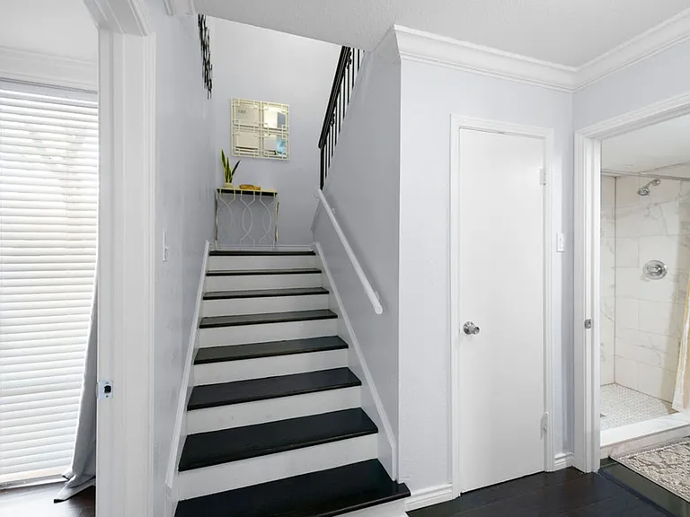 E Avenue J — Photo 20
