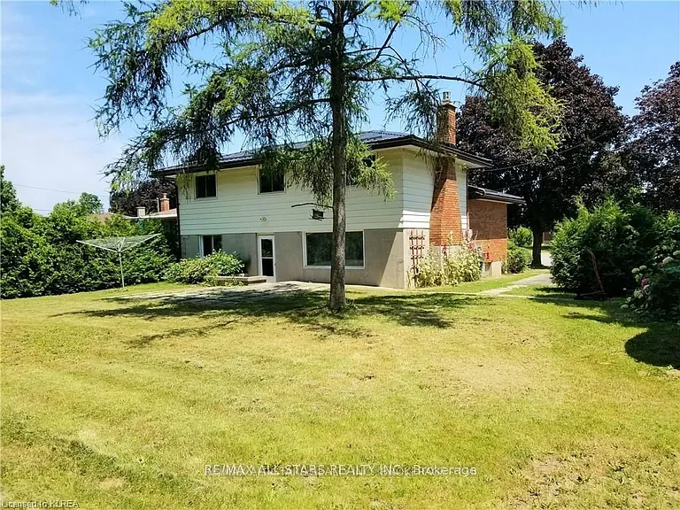 11 Roselyn Ct — Photo 17