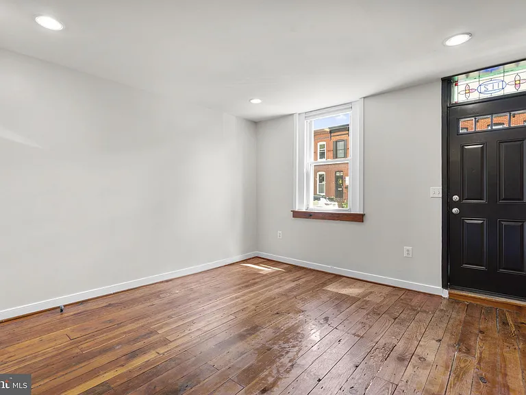 112 E Randall St — Photo 7