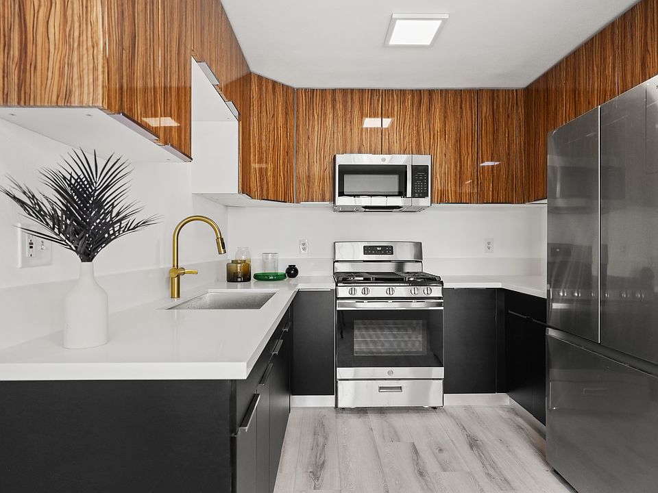 1st image of 920 Everett St #2