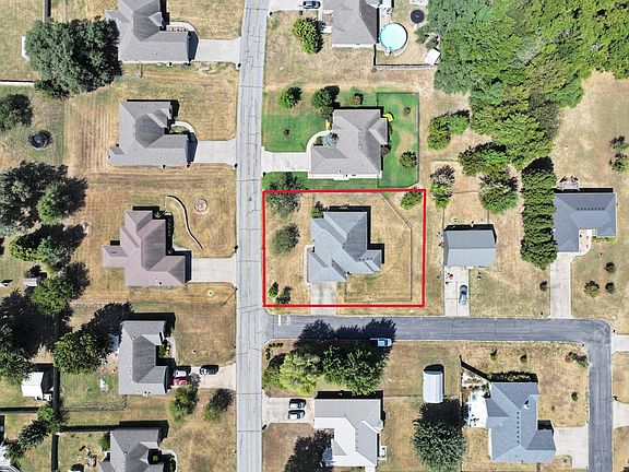 2nd image of 409 E 7th St