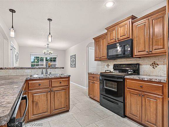 3rd image of 1025 Hamilton Cir
