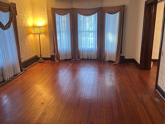5th image of 232 Maple St