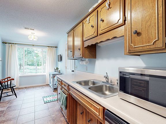 5th image of 822 Southwoods Dr