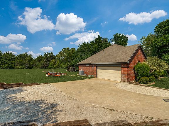 3rd image of 305 Cedar Hill Cir