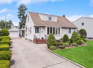 896 Sheldon Ct, Franklin Square, NY 11010