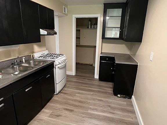 4th image of 305 Cedar Dr