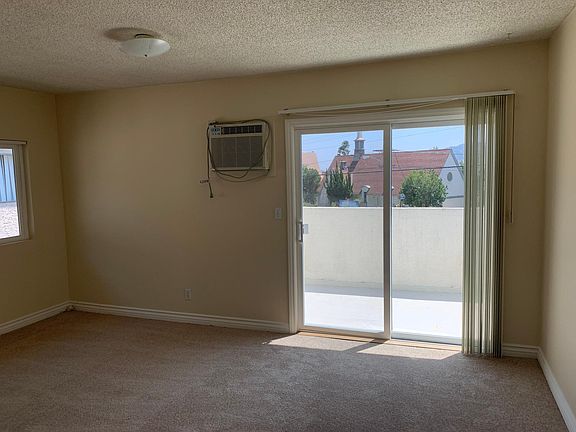 5th image of 2727 Montrose Ave APT 8