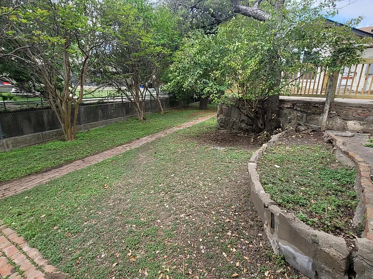 2820 Fort Ave — Photo 60