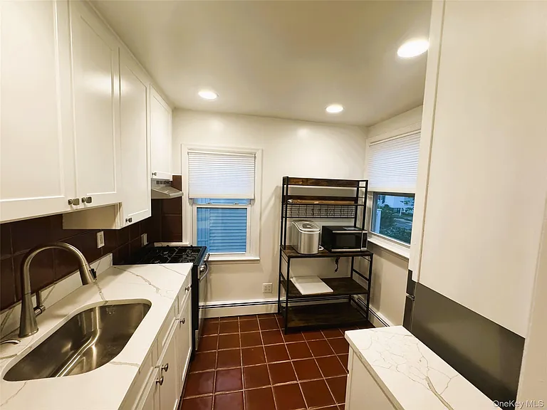 547 W Walnut St #UPPER — Photo 2