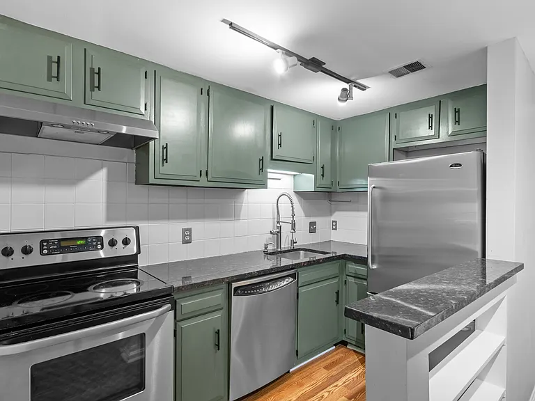 1957 1/2 Calvert St NW — Photo 4