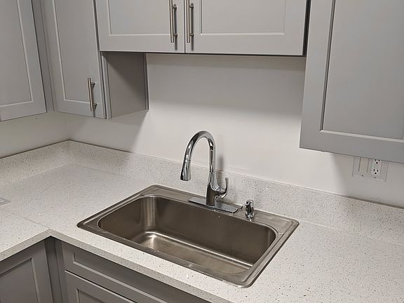 4th image of 908 S Marguerita Ave #15